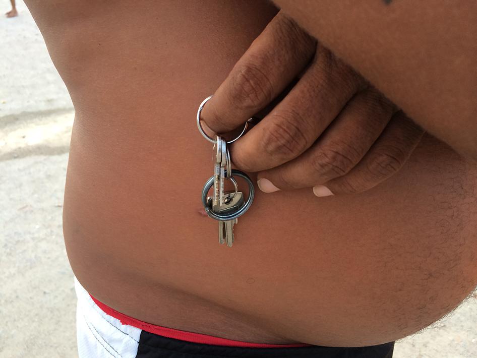 El “llavero” del Pabellón 7 en el Presidio Juiz Antonio Luiz L. de Barros (PJALLB) en Recife. Un llavero es un prisionero seleccionado por las autoridades de la prisión para mantener el orden dentro de los pabellones. 