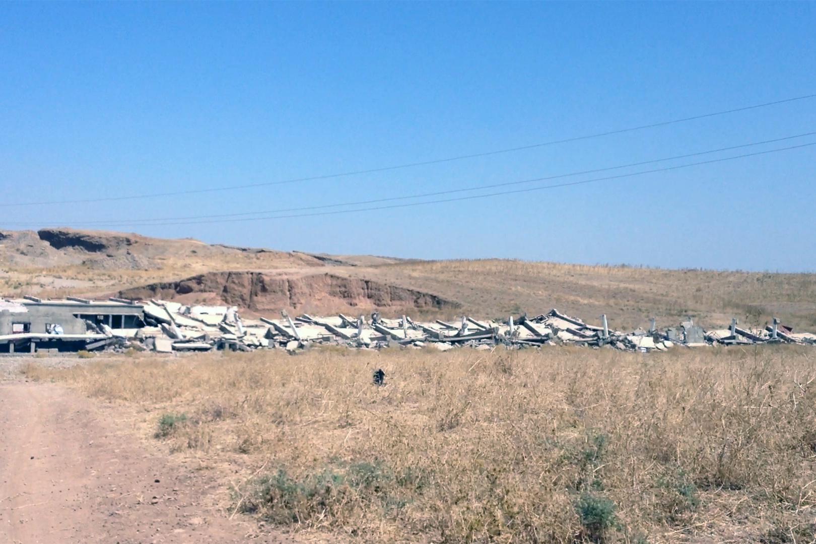 مزرعة دجاج يملكها قائد محلي في داعش يُزعم أنه قتل 24 إيزيديا قرب المزرعة على بحيرة الموصل، وقد دُمرت على يد من قال السكان إنهم عناصر البشمركة. © 2015 هيومن رايتس ووتش 