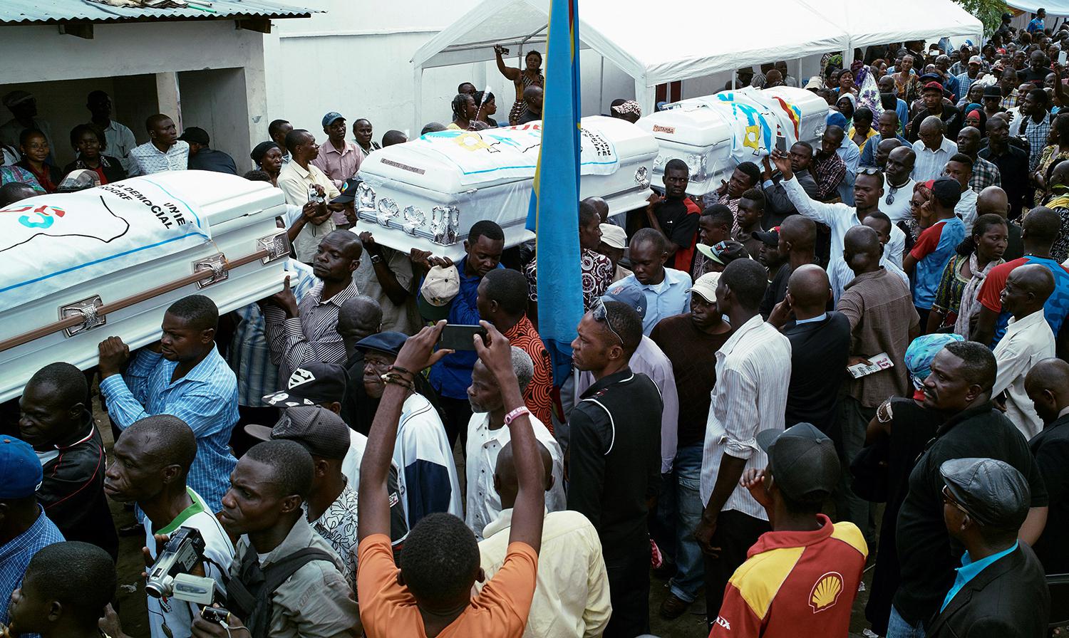Mourners carry coffins of protesters killed in the September 19 and 20 demonstrations during a ceremony organized by the opposition Union for Democracy and Social Progress (UDPS), Kinshasa, Democratic Republic of Congo, November 1, 2016. 