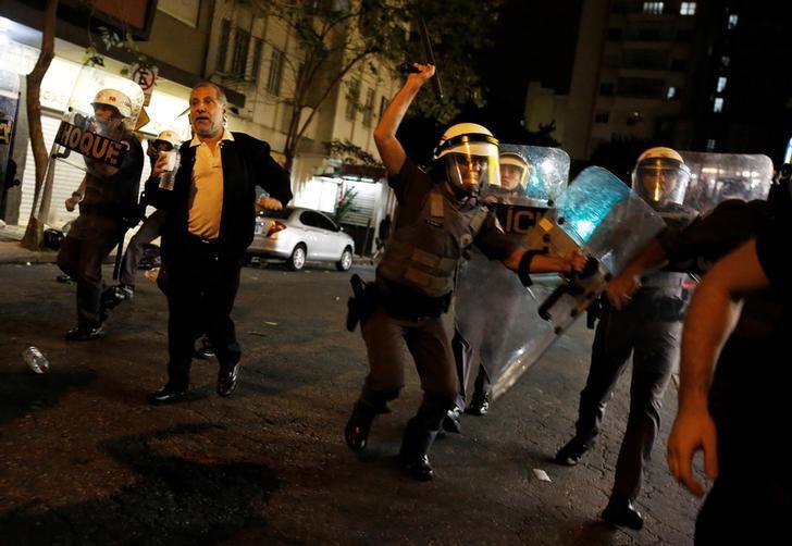 Batalhão de choque da polícia em confronto com manifestantes durante um protesto contra o impeachment da então presidenta do Brasil, Dilma Rousseff, em São Paulo, Brasil. 30 de agosto de 2016 