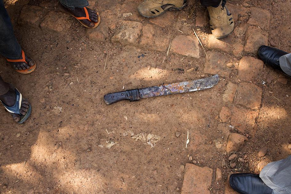 Une machette utilisée dans le meurtre de deux hommes commis en guise de représailles à six kilomètres de Bambari, en République centrafricaine, le 4 mars 2016. 