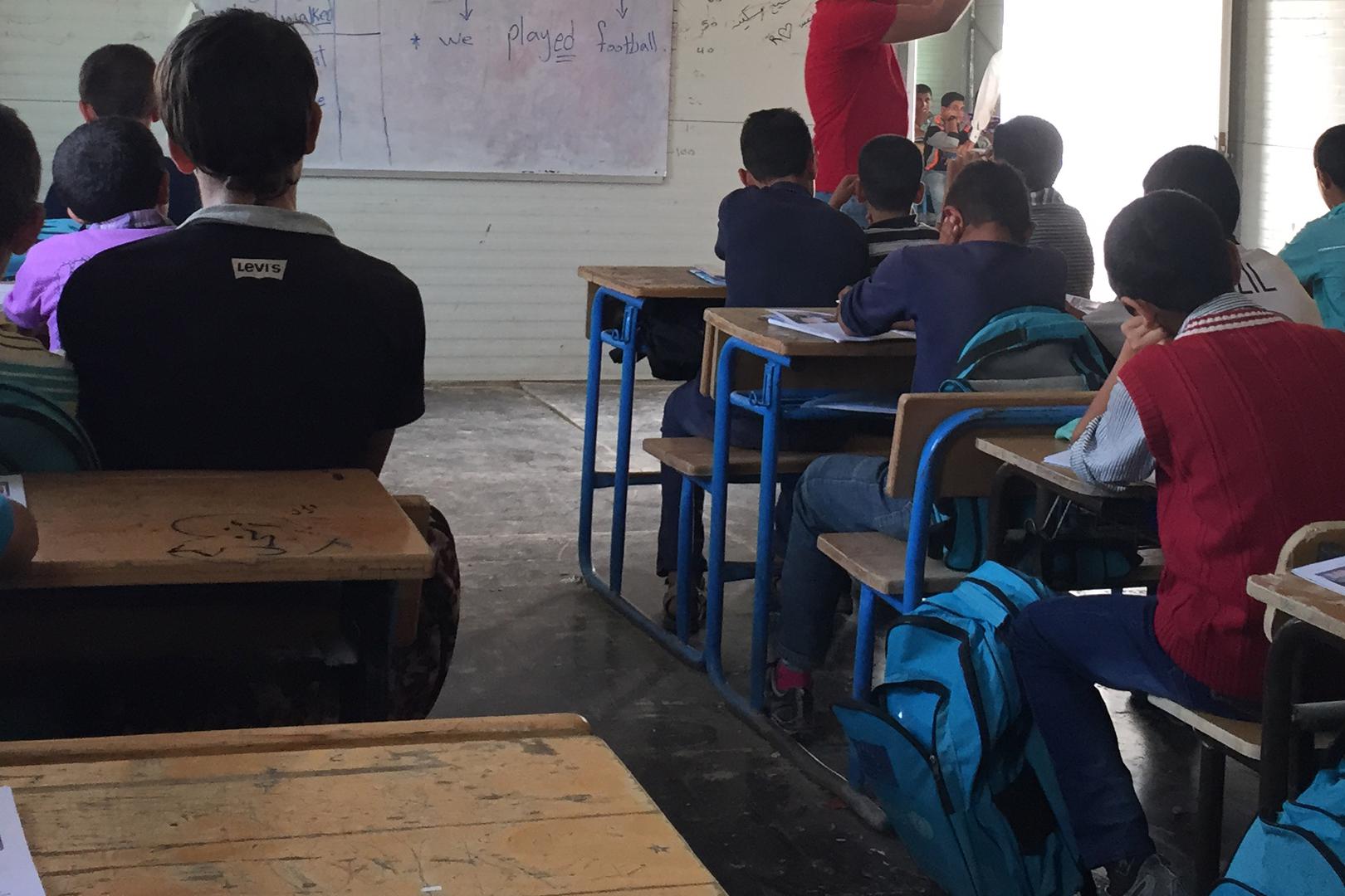 Syrische Kinder besuchen eine Schule im Flüchtlingslager Zaatari im norden Jordanien, 20. Oktober 2015. Die Schule unterrichtete syrische Maedchen morgens und Jungs abends. Ihr fehlt es aber an Strom, Heizung und fliessendem Wasser.