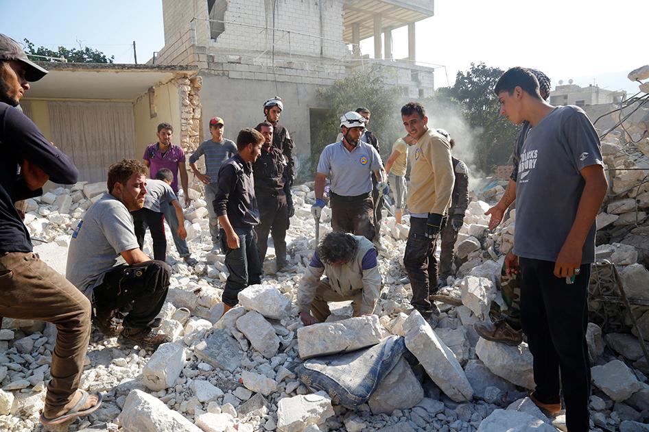 Men and civil defence members look for survivors after an airstrike on a hospital in the town of Meles, western Idlib city in opposition armed forces-held Idlib province, Syria on August 6, 2016. 