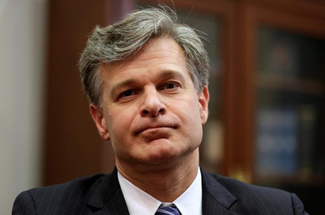 美国联邦调查局（FBI）局长提名人雷伊（Christopher Wray）在国会山拜会参议院司法委员会主席葛雷斯利（共和党，爱荷华州）时留影，华盛顿特区，2017年6月29日。