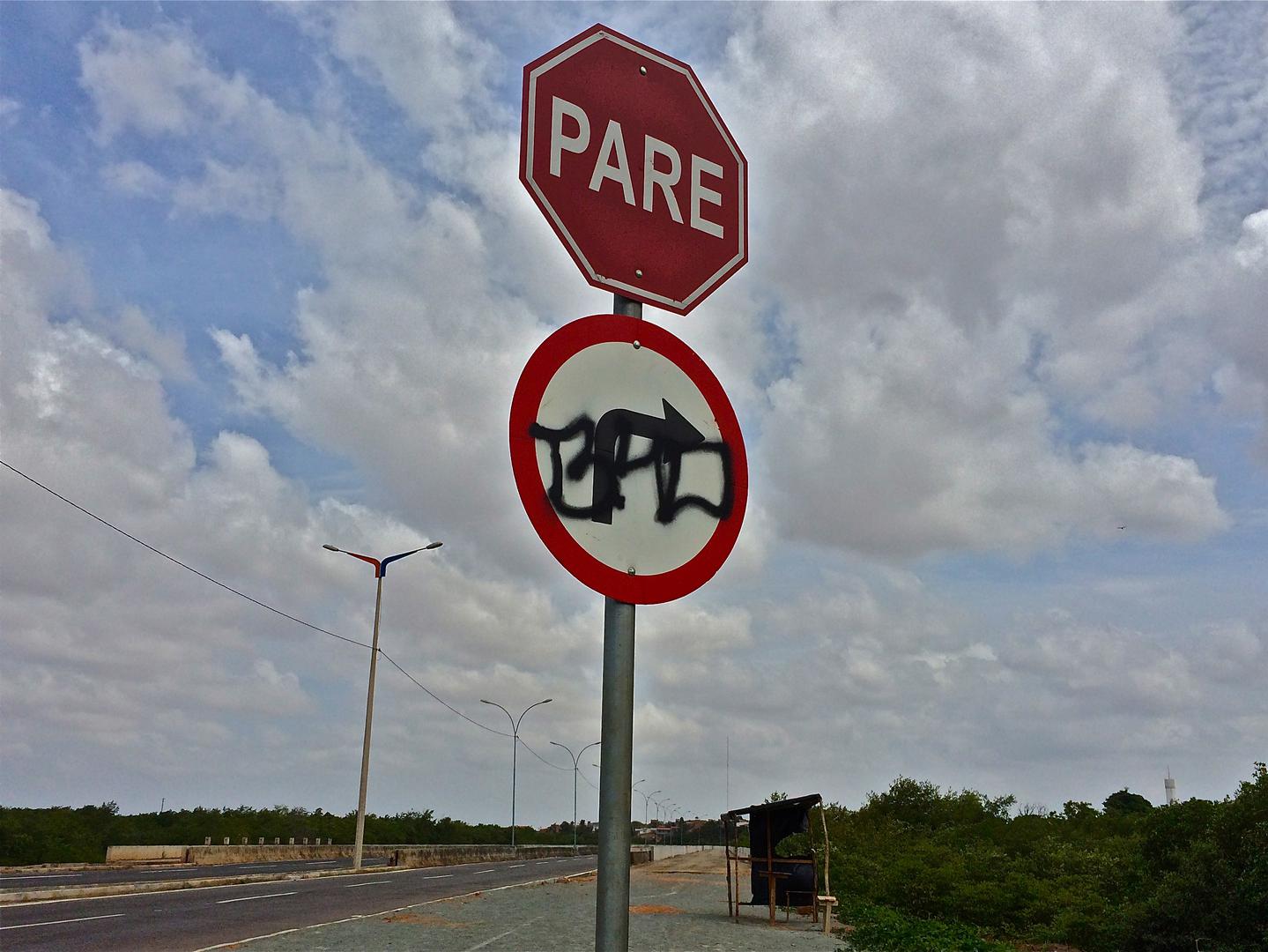 Grafiti de la pandilla Bonde dos 40 (Tranvía de los 40, B40) a la entrada del barrio Liberdade en São Luis para marcar su territorio.