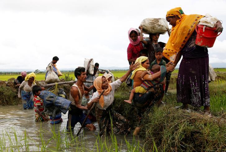 Un groupe de Rohingyas ayant fui la Birmanie traverse une rivière frontalière près de la ville de Teknaf dans le sud du Bangladesh, afin de trouver refuge dans ce pays, le 1er septembre 2017.