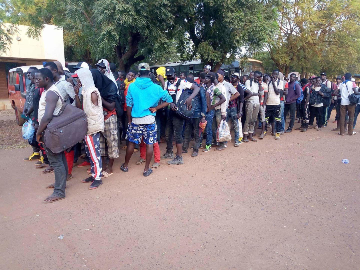Men deported from Algeria queuing after their arrival to Bamako, October 25, 2017. © 2017 Bukary Dao/Le Republican