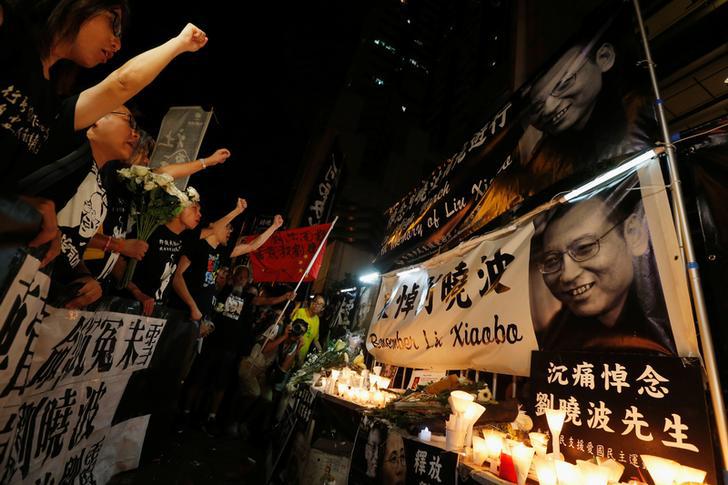 201711Asia_China_Liu Protesters chant slogans to mourn the death of Nobel laureate Liu Xiaobo, outside China's Liaison Office in Hong Kong, China July 15, 2017. 