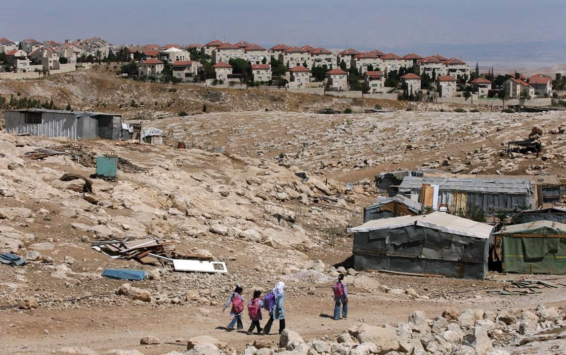 Anak-anak sekolah Bedouin Palestina berjalan menuju tenda mereka pada tanggal 15 September 2010 di kamp Bedouin di luar pemukiman Tepi Barat Israel Ma'ale Adumin. Israel tidak mengakui klaim properti orang Bedouin dan telah menghancurkan rumah dan sekolah