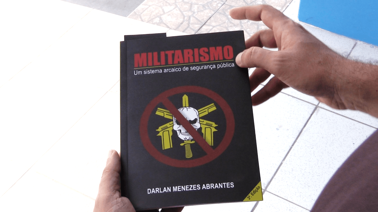Ex-policial militar Darlan segura seu livro.