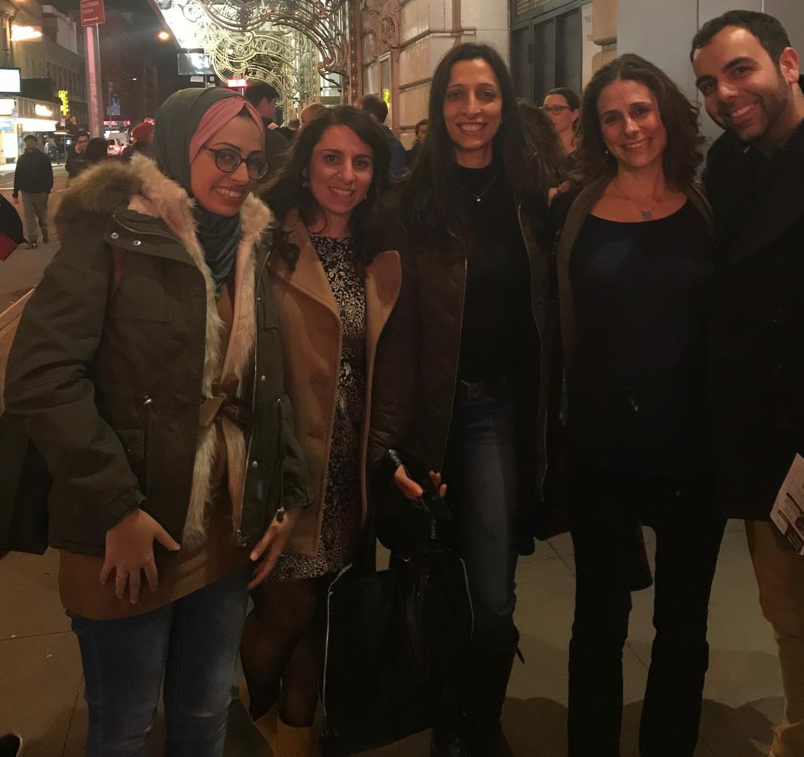 À gauche, Abeer Almasry (dont le prénom est parfois épelé Abier), une chercheuse de Human Rights Watch basée à Gaza, photographiée avec des collègues à New York en mars 2018, après avoir obtenu pour la première fois le permis requis pour quitter Gaza.