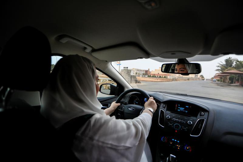 A Saudi woman drives around the side roads of a neighborhood in Jeddah, Saudi Arabia, June 21, 2018. © 2018 Reuters/Zohra Bensemra