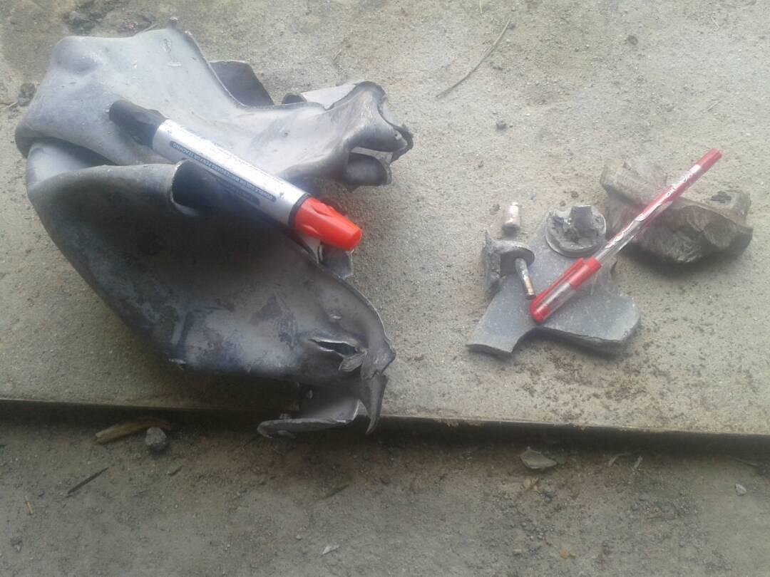 بقايا مجموعة مقذوفات الهجوم المباشر المشترك أمريكية الصنع، الموجة بالأقمار الصناعية، المركبة على قنبلة ملقاة جوا قبل الاستخدام، تم تحديدها في موقع حفل زفاف قصفته طائرات التحالف في محافظة حجة في 22 أبريل/نيسان 2018. قتلت الغارة 22 شخصا، بينهم 8 أطفال، وجرح