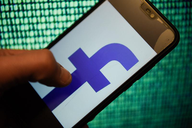 手机屏幕上的脸书商标。