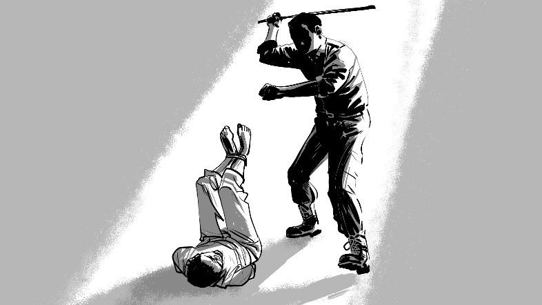 قال كريم إن المحققين كانوا يرفعون رجليه المقيدتين إلى الهواء ويضربونه على أخمص القدمين.