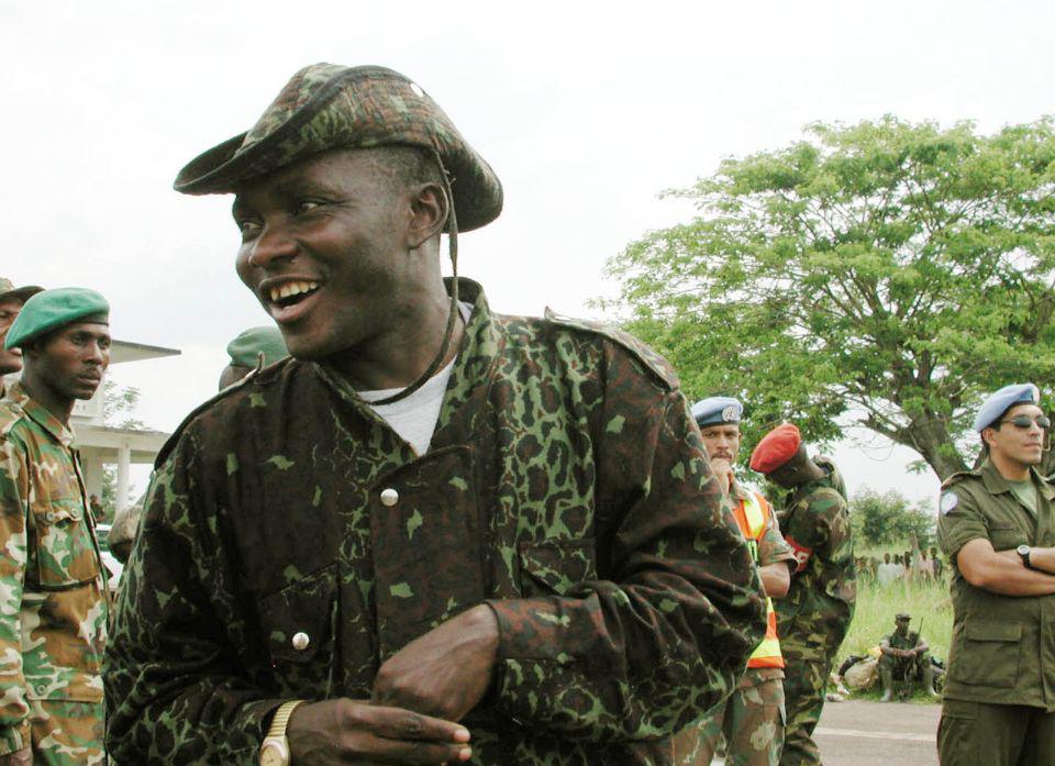 Gabriel Amisi, commandant au sein du Rassemblement congolais pour la démocratie, un mouvement rebelle soutenu par le Rwanda, à l’aéroport de Kindu, République démocratique du Congo, en septembre 2002.