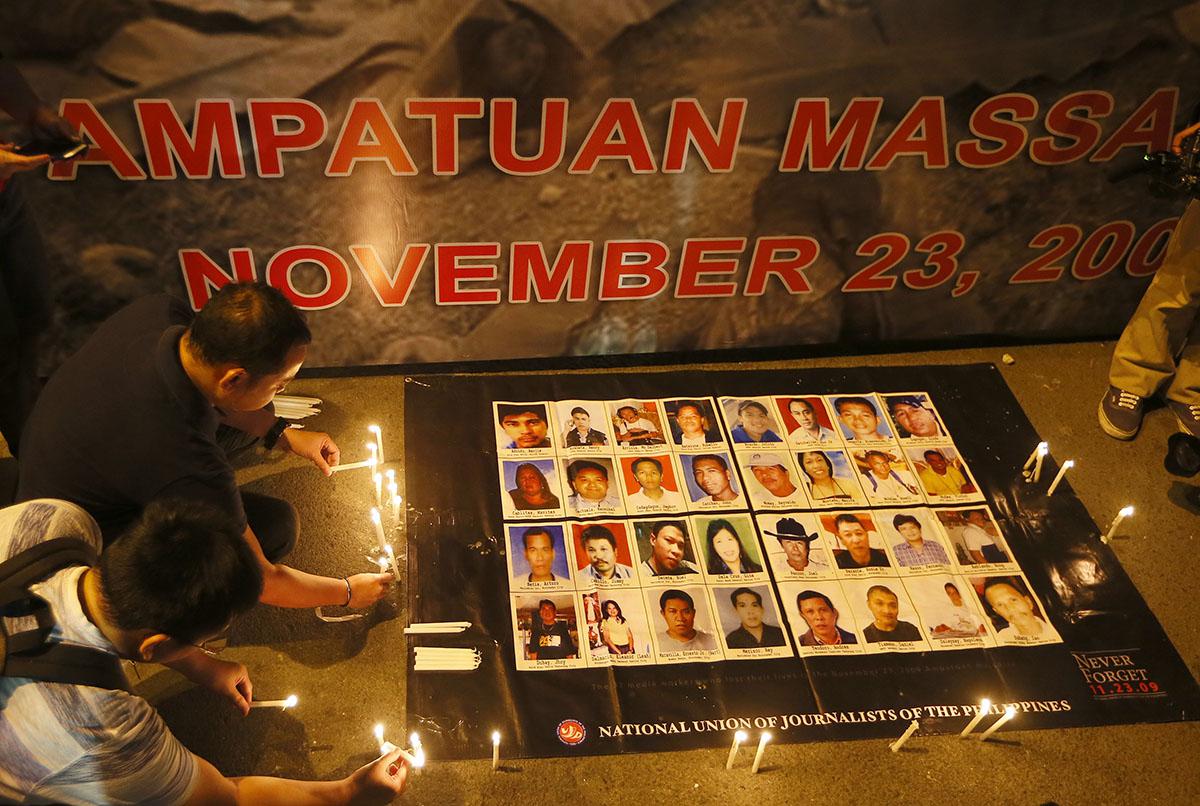 Philippine journalists light candles for those killed in the 2009 massacre of 58 people in Maguindanao province in southern Philippines, November 23, 2015, Manila, Philippines.