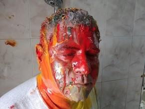 جمال عيد بعد الاعتداء عليه في 29 ديسمبر/كانون الأول 2019 في القاهرة، مصر والذي تعرّض خلاله للضرب وإلقاء الطلاء عليه.  