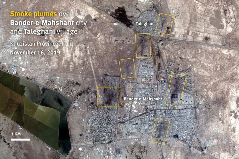 ستونهای دود برخاسته از بندر ماهشهر و شهرک طالقانی. استان خوزستان، ایران.