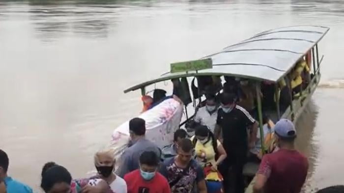 Venezuelans flee from security forces.