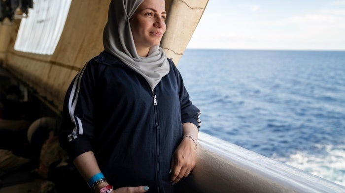 Une femme syrienne, enceinte de sept mois, contemplait la Méditerranée depuis la poupe du Geo Barents, le 20 septembre 2024. 