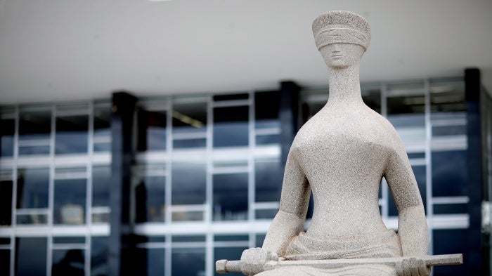 Estátua da Justiça em frente ao prédio do STF