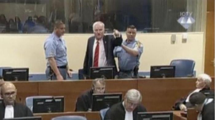 Ratko Mladic gesticule en criant, lors de la fin de son procès devant Tribunal pénal international pour l'ex-Yougoslavie à La Haye, le 22 novembre 2017.