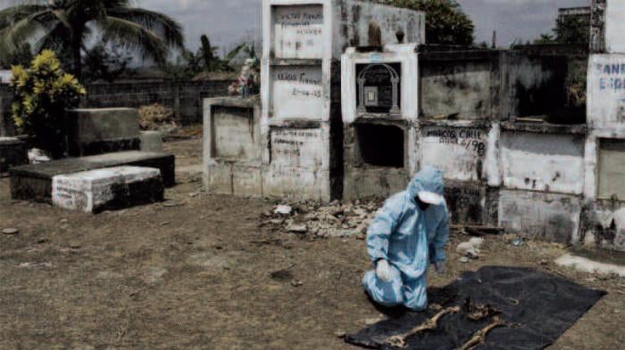 An investigator of the Colombian Attorney General’s Office exhumes the remains of a victim of enforced disappearances. The presumed perpetrators are members of the AUC paramilitary coalition, which hid victims in the region by ordering cemetery workers to