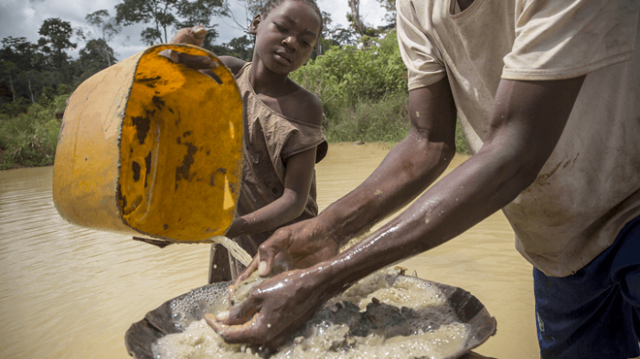 A girl works in an artisanal diamond mine in Sosso Nakombo, Central African Republic, near the border with Cameroon, in August 2015