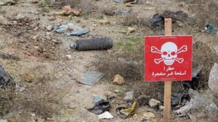 Une sous-munition de fragmentation 9N24 non explosée est visible sur un terrain près de l'école Abdo Salama à Sarmin, dans le gouvernorat d'Idlib en Syrie, suite à une attaque menée le 1er janvier 2020. Des démineurs ont pose deux écriteaux rouges près de