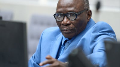 علي محمد علي عبد الرحمن (المعروف أيضا بـ علي كوشيب)، الزعيم السابق لميليشيات "الجنجويد" السودانية، ينتظر صدور الحكم عليه من "المحكمة الجنائية الدولية" بعد إدانته بارتكاب جرائم حرب وجرائم ضد الإنسانية، لاهاي، هولندا، 9 ديسمبر/كانون الأول 2025.