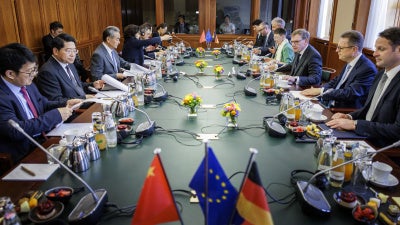 Der deutsche Außenminister Johann Wadephul ( Dritter von rechts) trifft sich mit dem chinesischen Außenminister Wang Yi im Rahmen eines strategischen Dialogs im Auswärtigen Amt in Berlin am 3. Juli 2025.