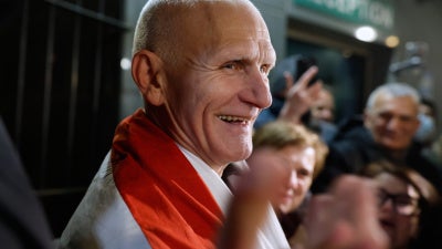 Лауреат Нобелевской премии мира Алесь Беляцкий по прибытии к посольству США в Вильнюсе (Литва), 13 декабря 2025 года