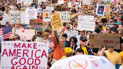Multitudes se congregan durante una protesta
