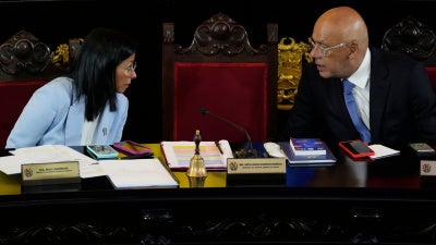 La presidenta interina de Venezuela, Delcy Rodríguez, habla con su hermano, el presidente de la Asamblea Nacional, Jorge Rodríguez, durante una ceremonia que marca la apertura del nuevo año judicial en el Tribunal Supremo de Justicia en Caracas, Venezuela, el 30 de enero de 2026.