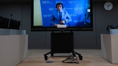 Der ehemalige philippinische Präsident Rodrigo Duterte auf einem Bildschirm im Gerichtssaal des Internationalen Strafgerichtshofs in Den Haag, Niederlande, am 14. März 2025.