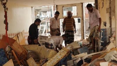 يبحث هؤلاء الرجال بين أنقاض مجمع سكني يأوي عمال محطة المخا لإنتاج الطاقة وعائلاتهم، تعرض لغارة جوية من التحالف الذي تقوده السعودية قتلت 57 مدنيا على الأقل في المخا، اليمن يوم 24 يوليو/تموز 2015. © 2015 أولي سولفانغ    