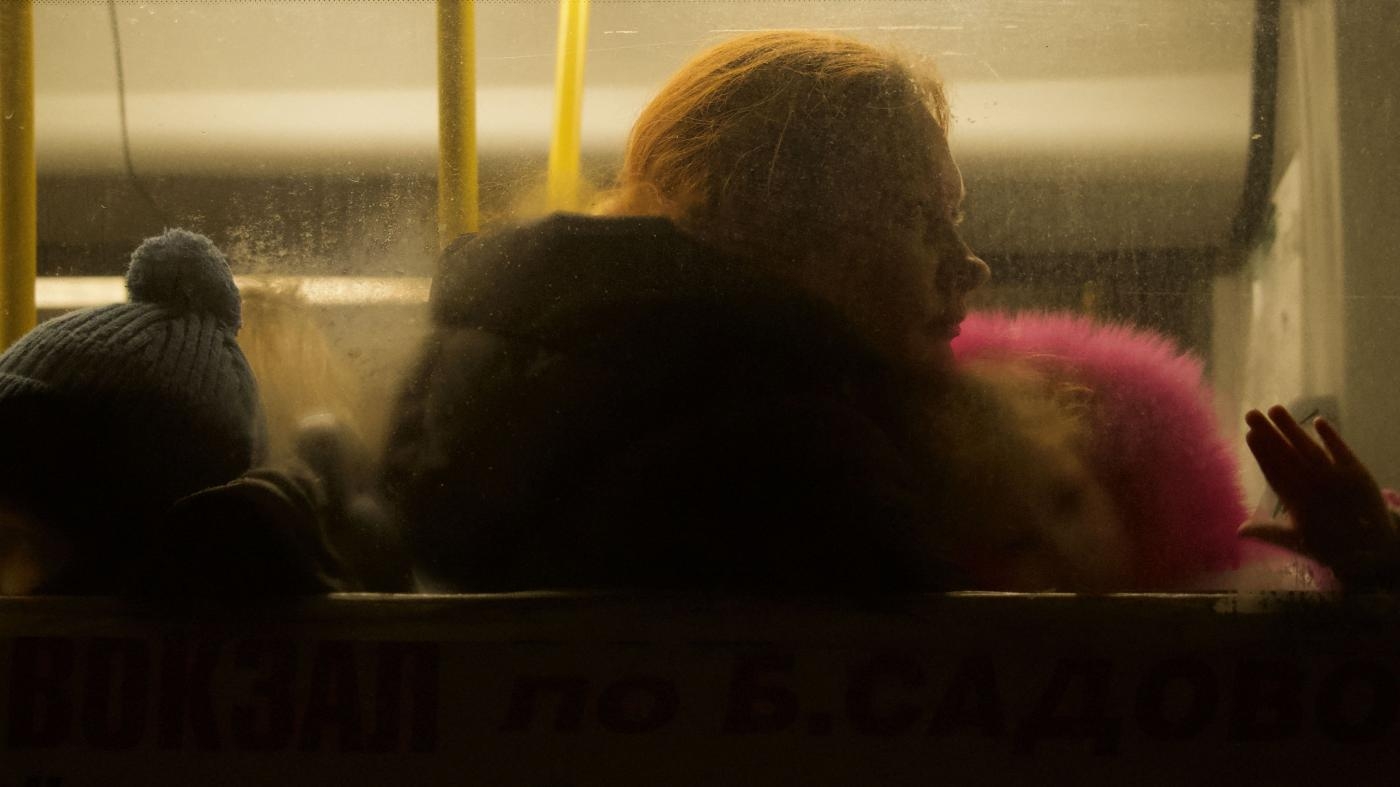  9

عمليات النقل القسري لأوكرانيين إلى روسيا والأراضي التي تسيطر عليها روسيا، وإخضاع المدنيين لعملية فحص أمني تنطوي على انتهاكات، تُعرف باسم "الفلترة". لم تمنح القوات الروسية عديد من المدنيين الفارين من الأعمال العدائية، ولا سيما في ماريوبول، خيارا سوى الذهاب إلى هذه المناطق. يشكل النقل القسري جريمة حرب وجريمة محتملة ضد الإنسانية.

اقرأوا المزيد

&nbsp;
 حافلة مليئة بالأوكرانيين يتم نقلهم إلى تاغانروغ في روسيا من "جمهورية دونيتسك الشعبية"، في فبراير/شباط 2022. © 2022 أندريه بورودولين/أ ف ب عبر غيتي إيمجز