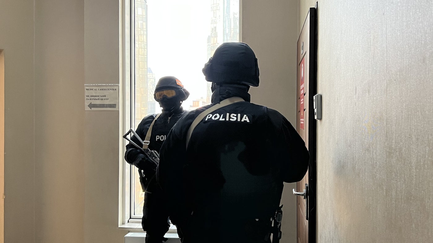 Сотрудники СОБРа у входа в редакцию Orda.kz в Алматы (Казахстан) во время обыска в помещении 1 декабря 2025 года после того, как было возбуждено уголовное дело в отношении главного редактора издания Гульнары Бажкеновой якобы за «распространение заведомо ложных сведений».