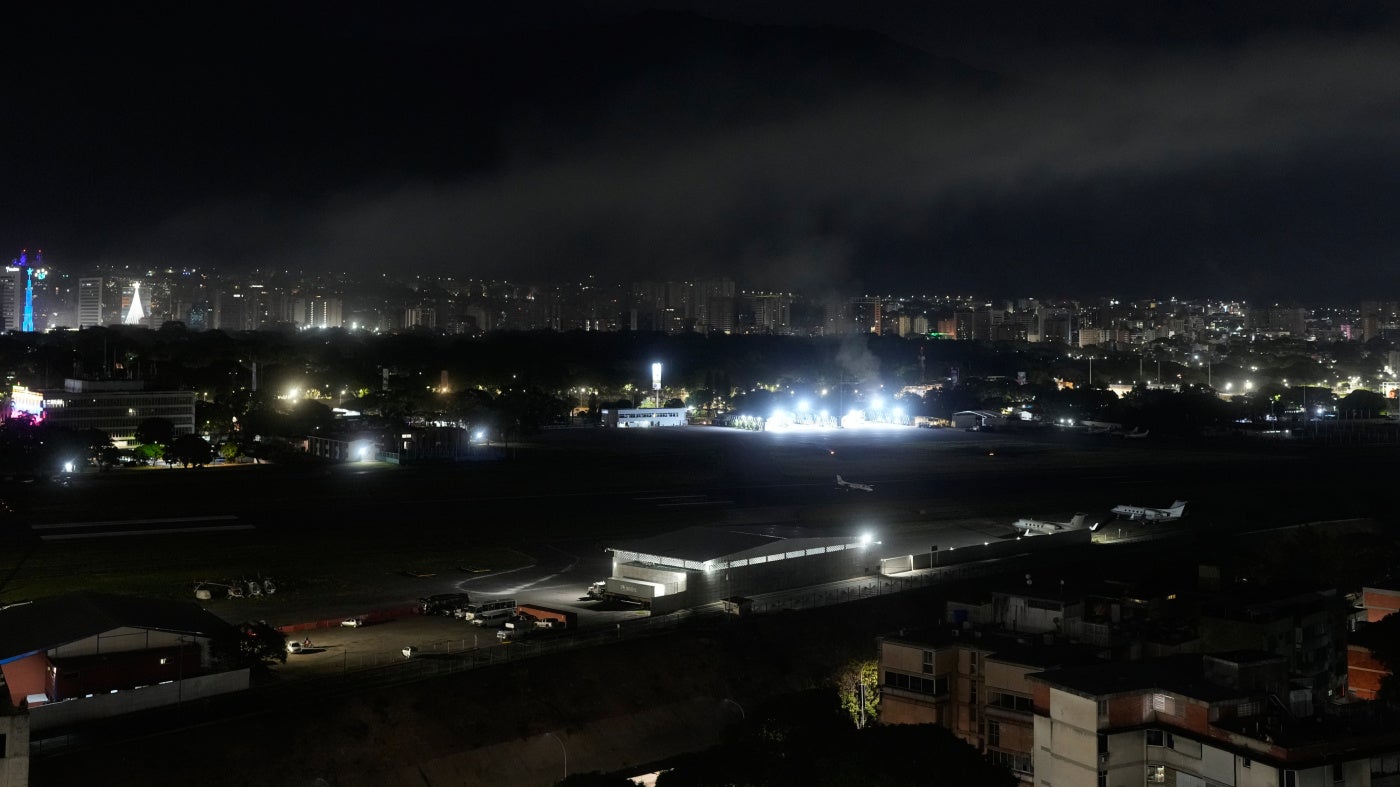 Un nuage de fumée était visible au-dessus de la base aérienne militaire de La Carlota, dans la banlieue de Caracas au Venezuela, à l’aube du samedi 3 janvier 2026, à la suite de frappes aériennes américaines. 