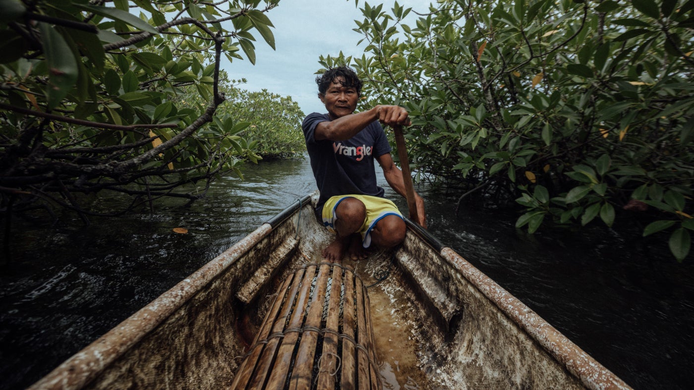 Hasael Compra, un pécheur philippin, ramait dans la zone d’une mangrove au bord de la petite  île de Siargao, dans le sud-est des Philippines, en 2025.