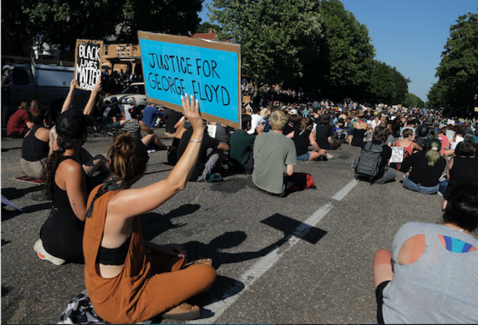 Une foule de manifestants étaient assis dans la rue, près de la résidence du gouverneur du Minnesota (États-Unis) à Saint-Paul, le 1er juin 2020, afin de réclamer justice suite au décès de George Floyd. Le 25 mai, George Floyd, un Noir américain, est décédé lors d’une brutale interpellation policière à Minneapolis. 