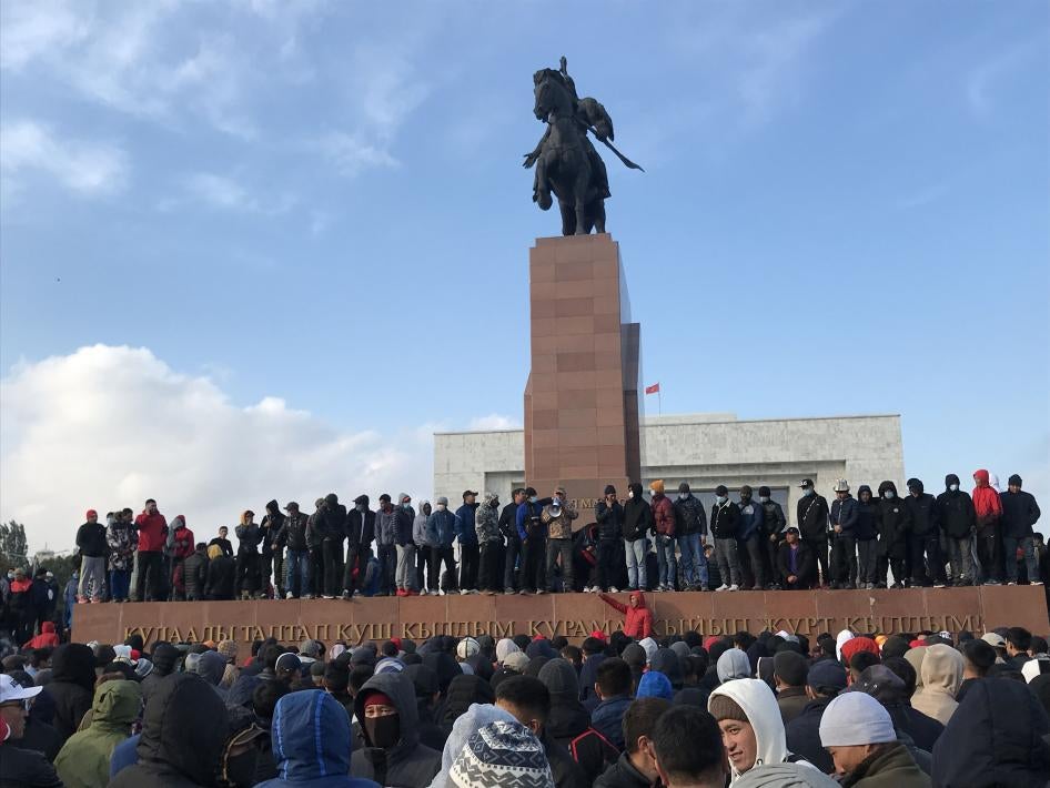 Протестующие на площади Ала-Тоо в Бишкеке, Кыргызстан, 6 октября 2020 года, через два дня после парламентских выборов.