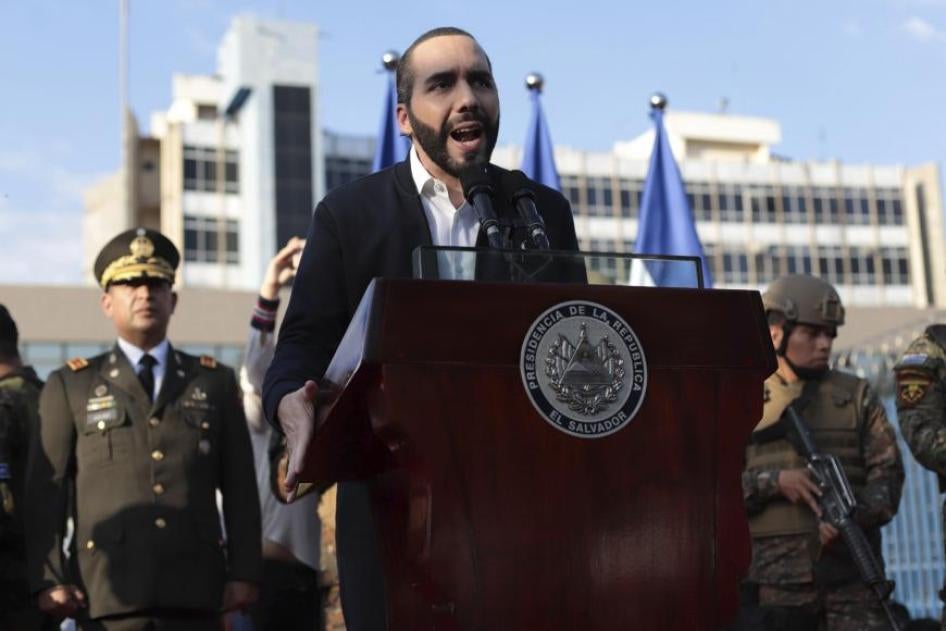 El Presidente del Salvador, Nayib Bukele, acompañado por miembros de las fuerzas armadas, habla a sus seguidores afuera del Congreso en San Salvador, El Salvador.