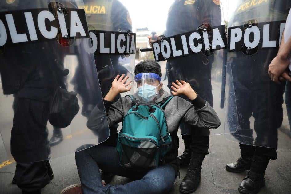 La policía rodea a un manifestante en Lima, Perú, el martes 10 de noviembre de 2020.