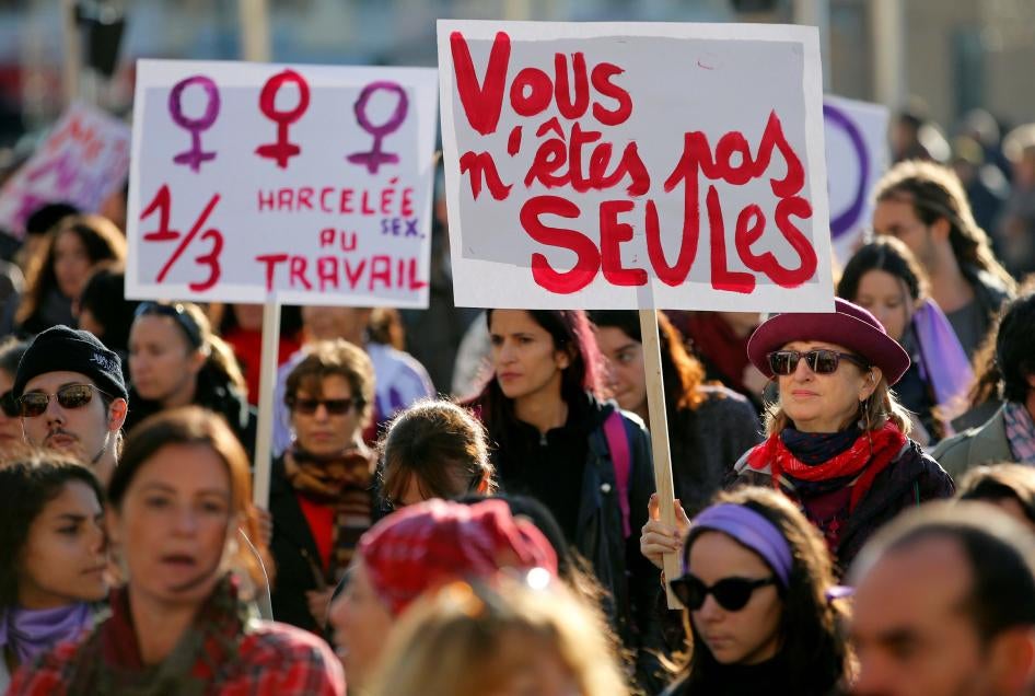 Ces femmes participaient à une manifestation contre les violences sexistes à Marseille, le 24 novembre 2018. Parmi les messages sur les banderoles&nbsp;: « Vous n'êtes pas seules » et « 1/3 [une femme sur trois] harcelée au travail ». Marseille, France, November 24, 2018. The banners read "You are not alone" and "harassed at work."