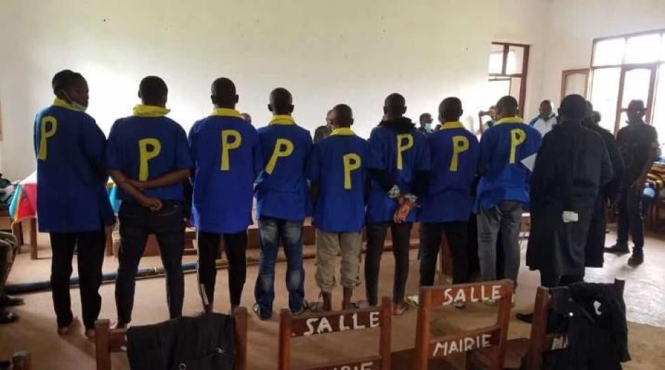Les huit jeunes militants pro-démocratie du mouvement citoyen la Lucha lors de leur procès dans la ville de Beni, dans le nord-est de la RD Congo, le 15 janvier 2021.