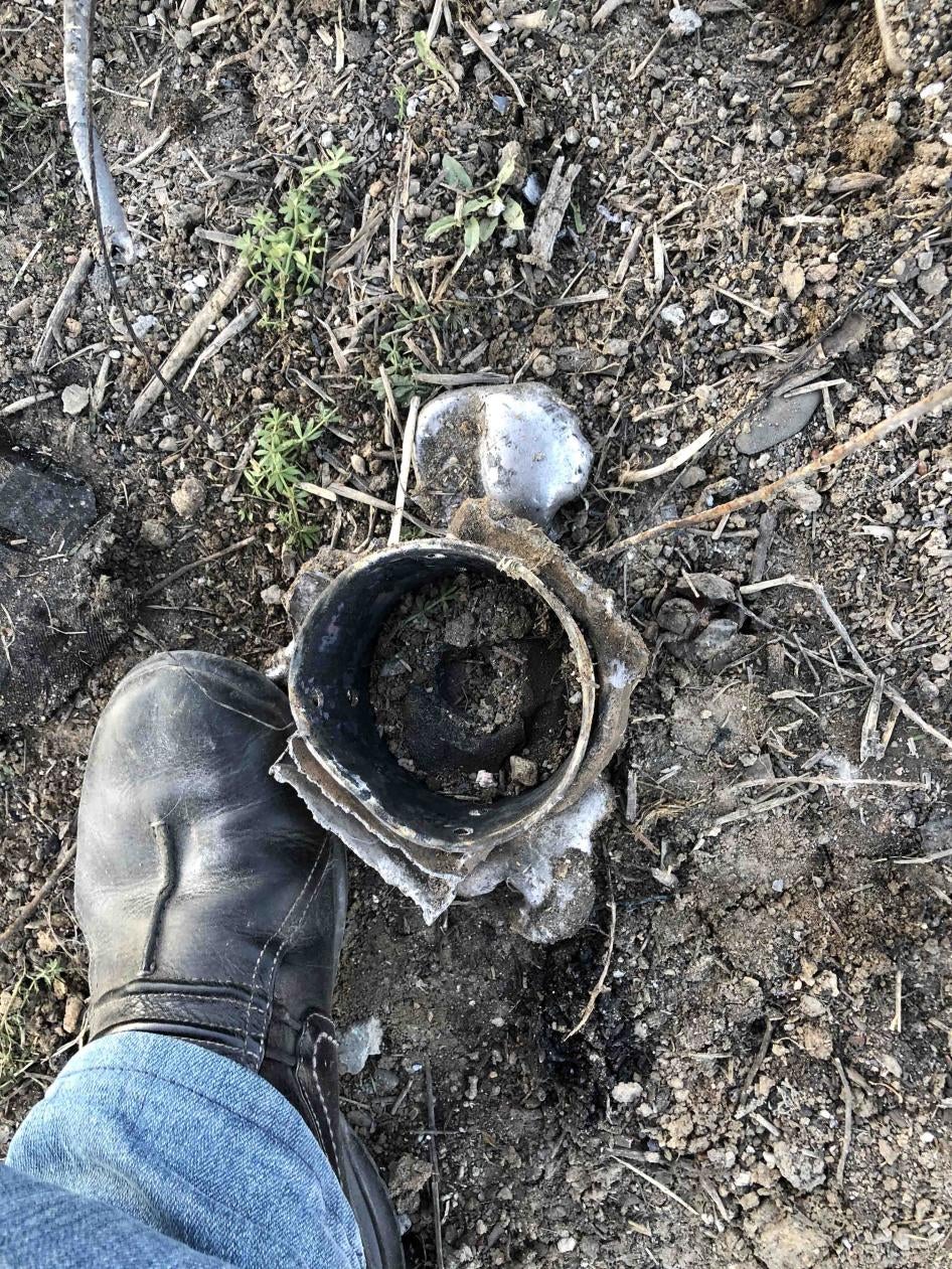 Фрагмент реактивного снаряда на территории военного госпиталя в Мартакерте, Нагорный Карабах. На основании осмотра воронок и фрагментов боеприпасов, а также с учетом кучности четырех попаданий можно предполагать, что удар наносился реактивными снарядами EXTRA израильской РСЗО LAR-160 (вариант со спутниковым наведением). 