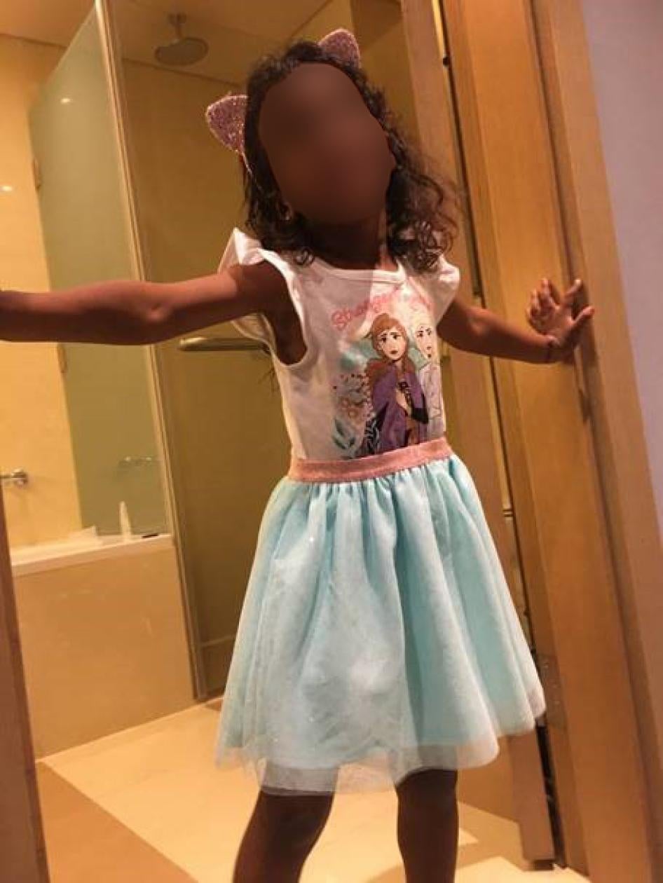 فتاة كندية عمرها أربع سنوات بعد إنقاذها من معسكر اعتقال لأفراد أسر المشتبه بانتمائهم إلى "داعش" في شمال شرق سوريا. سمحت كندا بعودة الفتاة لكن لم تسترجع الأم. 