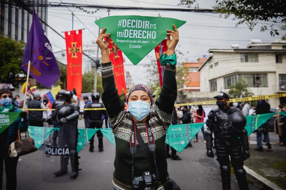 Lors d’une manifestation en faveur du droit à l’avortement en Équateur, cette jeune femme tenait une banderole avec le message « Decidir es mi derecho&nbsp;» (« Décider est mon droit&nbsp;»).